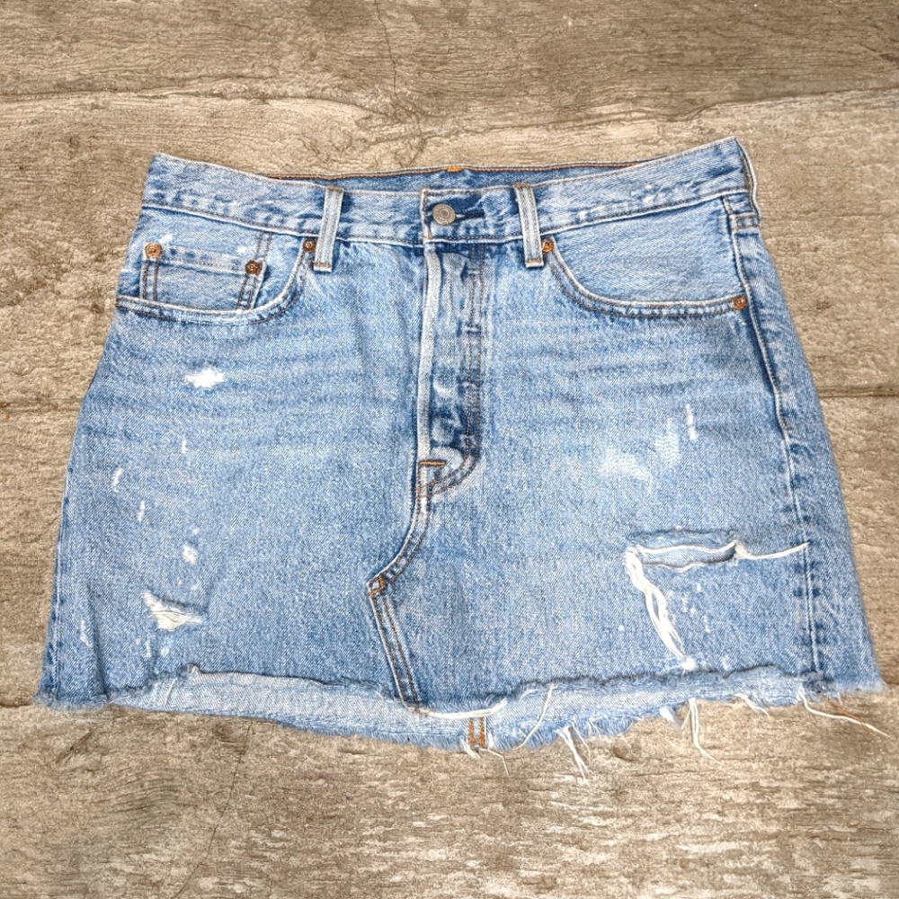 Levi's iconic boyfriend mini skirt
